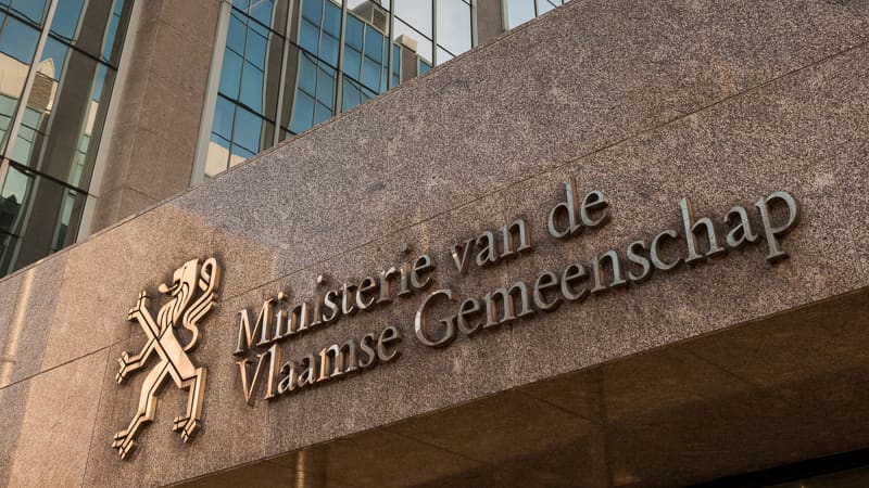 Ingang van een gebouw van de Vlaamse overheid met oude benaming: Ministerie van de Vlaamse Gemeenschap