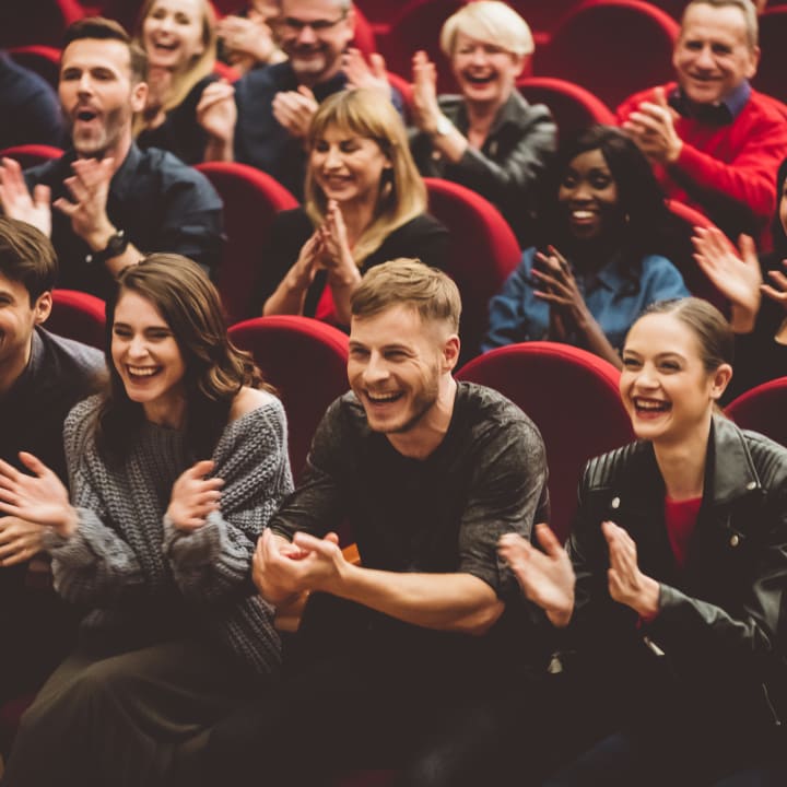 Publiek applaudisseert in theater