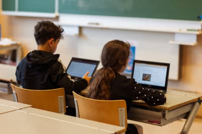 Twee leerlingen zitten achter computer