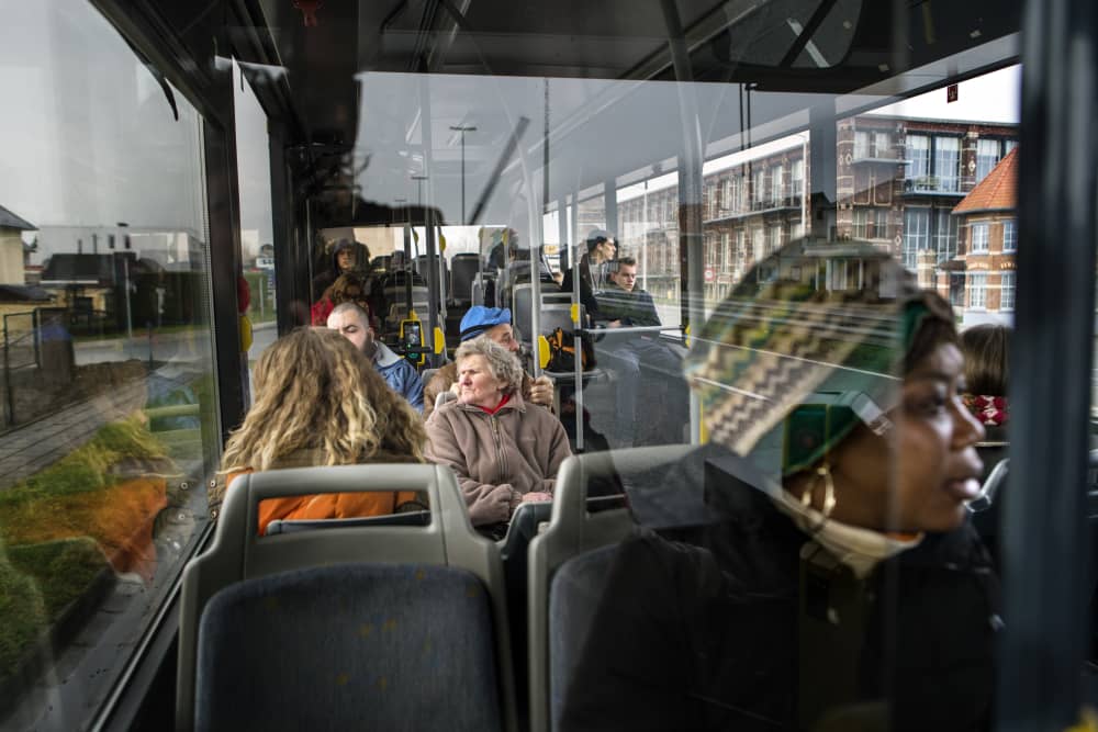 Een bus van De Lijn vol passagiers.