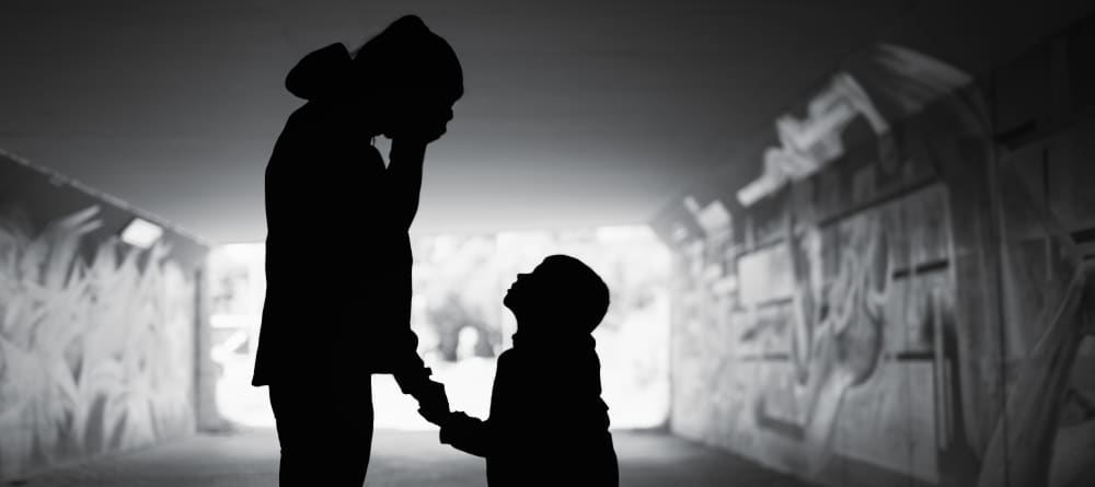 zwart wit foto van huilende papa en kindje dat hem troost