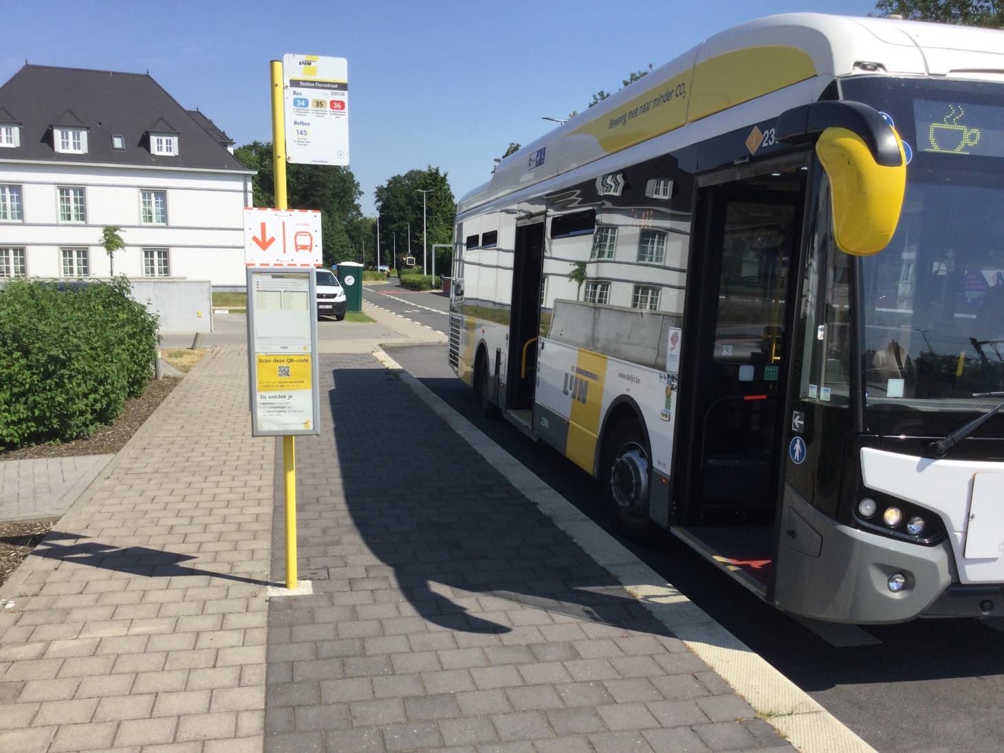 Een bus staat aan een halte met ruime afmetingen en zonder hindernissen in de opstelzone voor rolstoelgebruikers