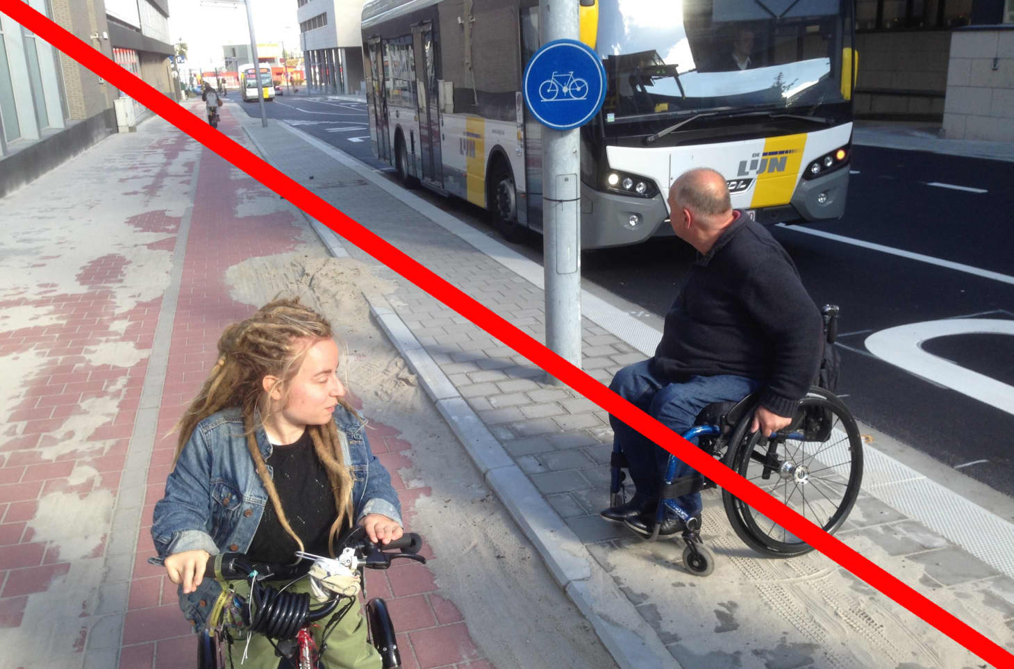 Een rolstoelgebruiker wil over het fietspad van de halte naar de stoep en moet daarvoor een drempel af. Een rode streep over de foto geeft aan dat dat niet ok is.