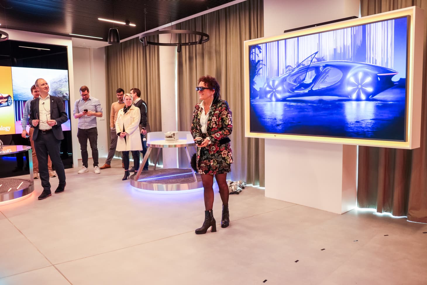 Vlaams minister Lydia Peeters bekeek met een augmented reality-bril de wagen van de toekomst