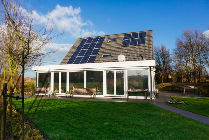 Huis met dak vol zonnepanelen.