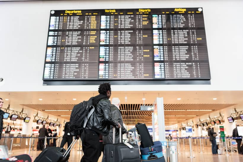 Man kijkt naar het vertrekbord op de luchthaven in Zaventem.