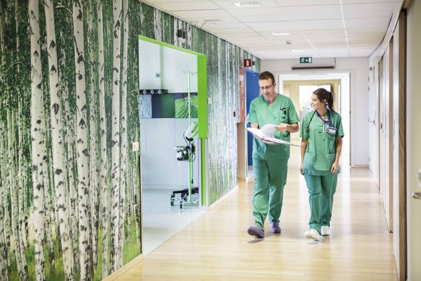 Artsen wandelen door de gangen van een ziekenhuis.