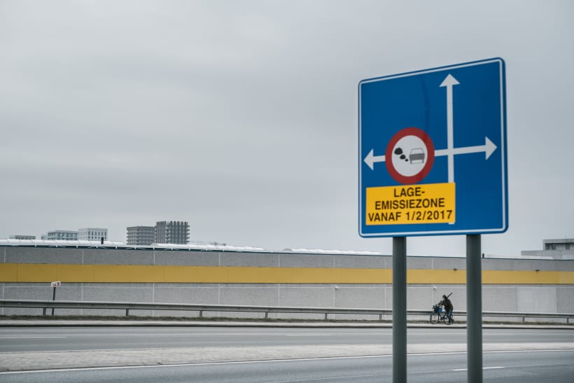 Een verkeersbord laat zien dat op die plaats de lage emissiezone start