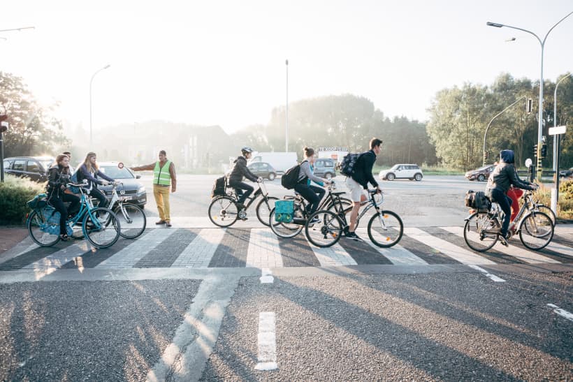 Klaar-over laat fietsers oversteken op een druk kruispunt.