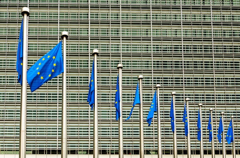 Verschillende Europese vlaggen achter elkaar