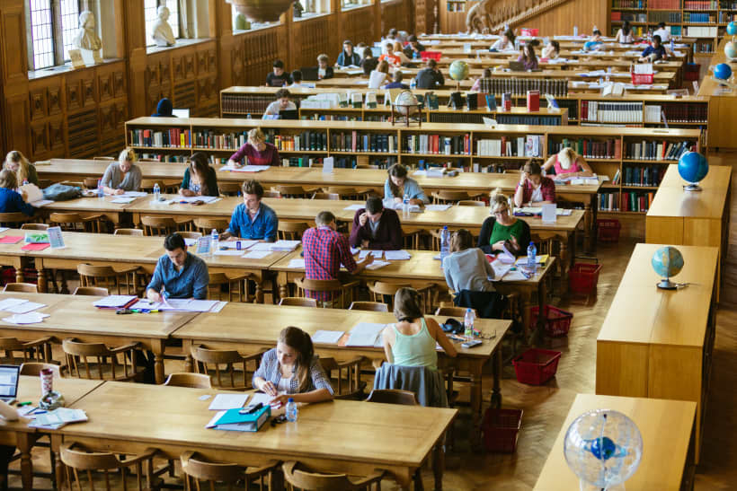 Studenten studeren in een bibliotheek.