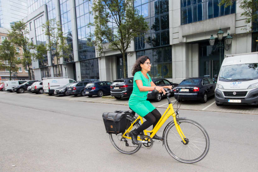 Vrouw fiets met dienstfiets in Brussel