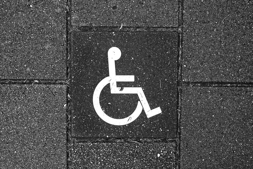 Een symbool voor een parkeerplaats voor personen met een handicap.