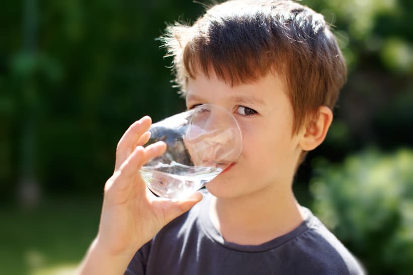 jongen drinkt een glas water