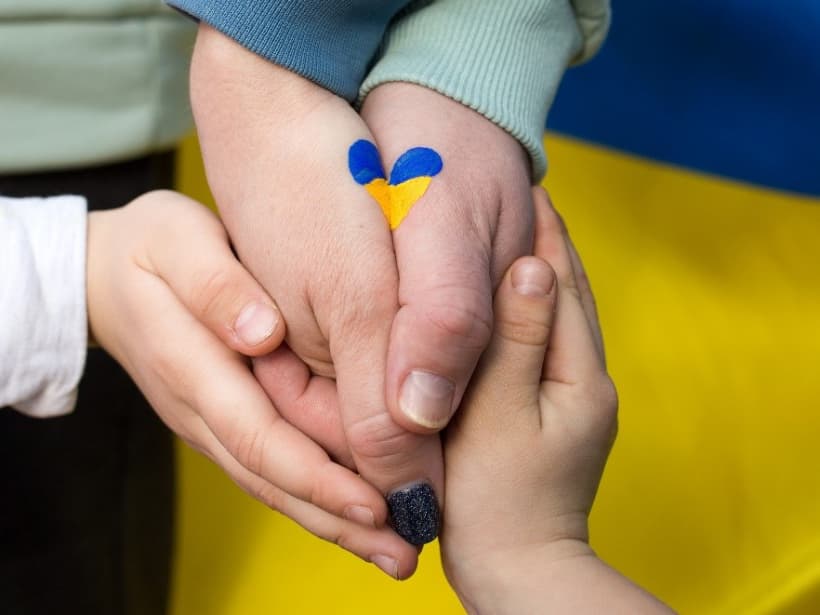 Handen met vlag Oekraïne