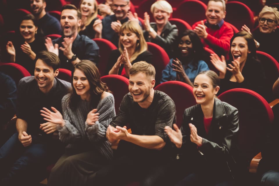 Publiek applaudisseert in theater