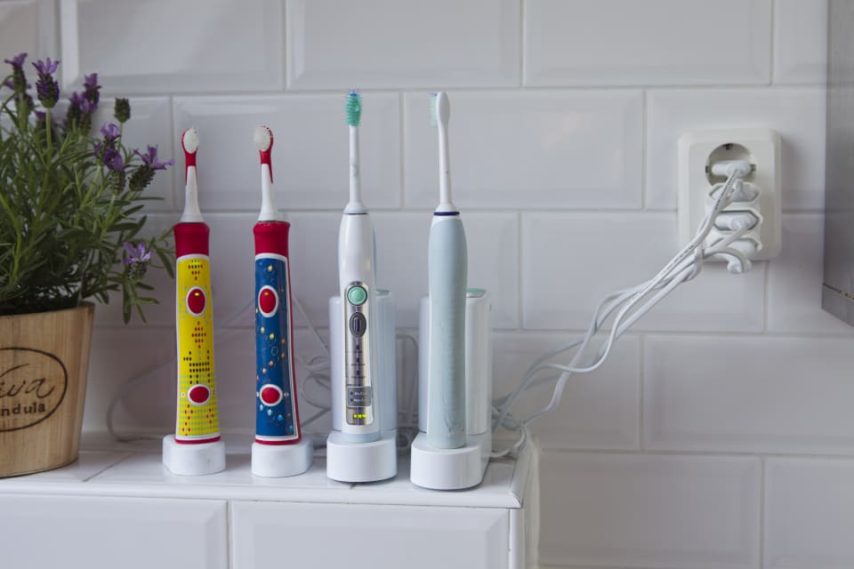 4 elektrische tandenborstels op een rijtje.