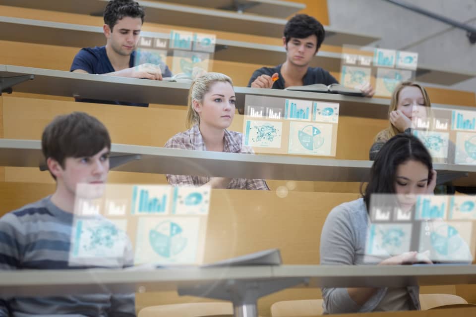 Studenten zitten in een aula en hebben een virtueel computerscherm